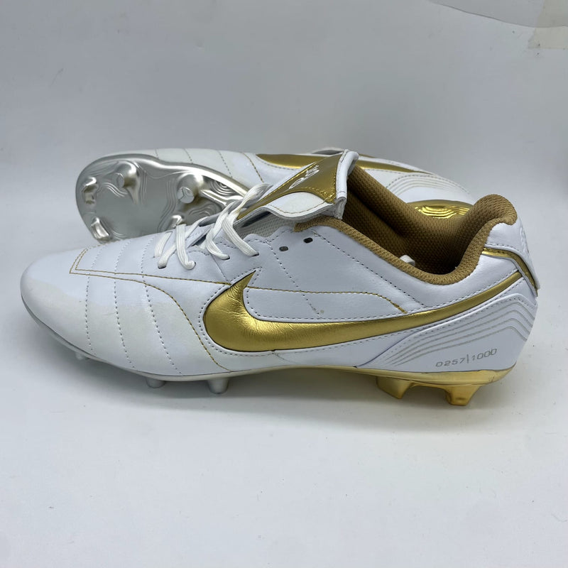 Chuteira de Campo Nike Tiempo Legend 7 R10 FG - Branco, Dourado